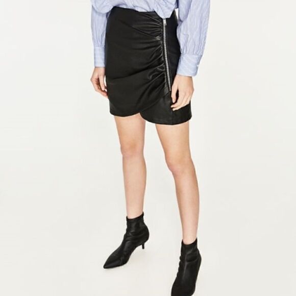 Zara Black leather skirt with ruched zipper on the side Size:XS - Picture 1 of 8